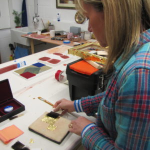 Learning to handle the cushion, knife and gilders tip